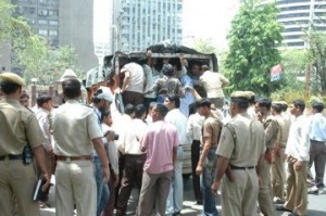 मेट्रो के मज़दूरों को गिरफ्तार करके ले जाती हुई दिल्ली पुलिस