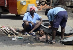 manual-sewer-cleaning1