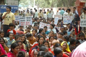 दिल्ली के जन्तर-मन्तर पर मई दिवस के दिन हुए प्रदर्शन में भाग लेते मज़दूर, छात्र-युवा और मेहनतकश स्त्रिया