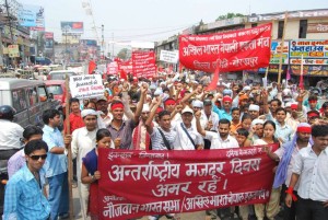 गोरखपुर शहर की सड़कों से गुज़रते हुए टाउनहाल की ओर बढ़ता मज़दूरों का जुलूस