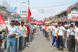 गोरखपुर शहर की सड़कों से गुज़रते हुए टाउनहाल की ओर बढ़ता मज़दूरों का जुलूस