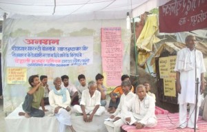 मर्यादपुर बाज़ार में मज़दूर अनशन पर बैठे  देहाती मज़दूर यूनियन के कार्यकर्ता
