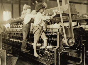 एक मिल में मशीन पर काम करते हुए बच्चे। बच्चों से हर तरह का काम कराया जाता था और 12-14 घण्टे काम के बदले उन्हें पुरुषों से आधी से भी कम मज़दूरी मिलती थी।