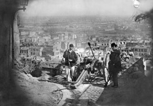पेरिस की रक्षा के लिए मज़दूरों और नेशनल गार्ड के सैनिकों ने बहुत-सी तोपों को अपने कब्ज़े में ले लिया और पेरिस में जगह-जगह तैनात कर दिया। पेरिस के निकट मोन्तमार्त्र पहाड़ी पर लगी ऐसी ही एक तोप। 18 मार्च 1871 को मन्त्री थियेर ने अपने सैनिकों को सारी तोपें मज़दूरों और नेशनल गार्ड के कब्ज़े से छीन लेने का आदेश दिया। इसी के विरोध से पेरिस में मज़दूरों के विद्रोह की शुरुआत हुई।