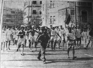 मुंबई में 1946 में सड़कों पर उतरे नौसैनिक, जिसके बाद जबलपुर में सैनिकों ने विद्रोह कर दिया।