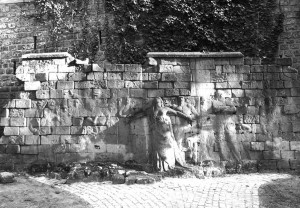 “कम्यूनार्डों की दीवार” का एक हिस्सा अभी भी मौजूद है, उस पर बनाये गये वीर कम्यूनार्डों के चेहरे पूँजीवादी शासन को चुनौती भी हैं और कम्यून के शहीदों का स्मारक भी है।