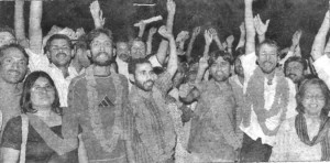 रिहाई के बाद कलक्ट्रेट परिसर में मज़दूरों के बीच पहुँचे मज़दूर नेता गोरखपुर आन्दोलन समर्थक नागरिक मोर्चा की संयोजक कात्यायनी के साथ
