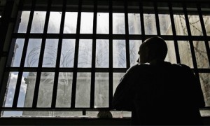 अमेरिका में दुनिया की 5 प्रतिशत आबादी रहती है, पर दुनिया के 25 प्रतिशत सज़ायाफ्ता कैदी सिर्फ अमेरिकी जेलों में रहते हैं।