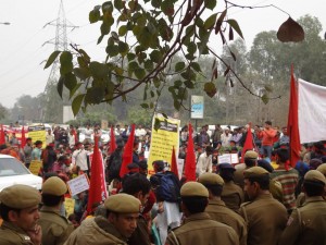 अपने अपराधी मंत्री को बचाने के लिए धरने पर बैठने वाले केजरीवाल ने पुलिस को ख़ूब कोसा लेकिन अपनी जायज़ माँगें लेकर उससे मिलने गये मज़दूरों को  रोकने के लिए सैकड़ों की तादाद में पुलिस तैनात कर दी