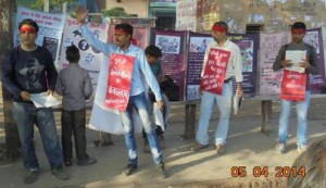 दिल्ली के बादली क्षेत्र में चुनाव भण्डाफोड़ अभियान चलाते बिगुल मज़दूर दस्ता के कार्यकर्ता