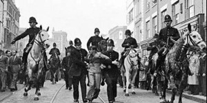 लंदन की सड़कों पर फासिस्ट गुण्डों और उन्हीं का साथ देने वाली पुलिस से टक्कर लेते कम्युनिस्ट (1936)