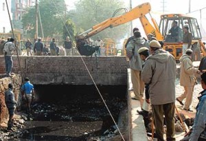 nithari_police_drain_search_20070129