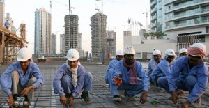 कतर में प्रवासी निर्माण मज़दूर