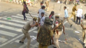 2015-03-25-Delhi-lathicharge-12