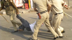 2015-03-25-Delhi-lathicharge-2