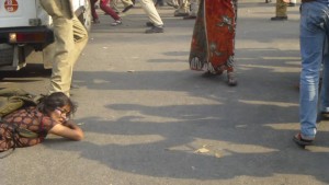 2015-03-25-Delhi-lathicharge-4