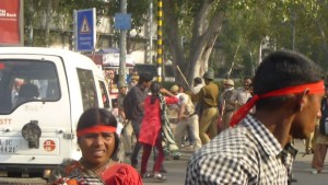 2015-03-25-Delhi-lathicharge-5