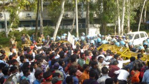 2015-03-25-Delhi-lathicharge-6