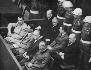 मुकदमे के दौरान कठघरे में बैठे नाज़ी अपराधी। सबसे बायें है हिटलर का युद्ध मंत्री गोयरिंग