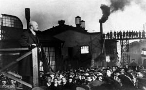 रूसी क्रान्ति के नेता लेनिन एक कारखाने के मज़दूरों से बात करते हुए